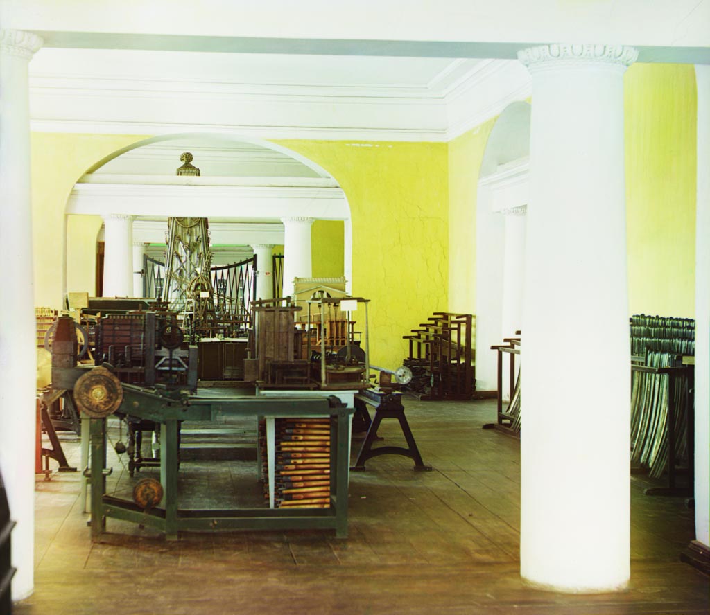 Общий вид зала в музее Арсенала Златоустовского завода.