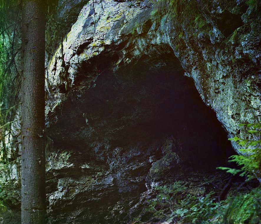 С. М. Прокудин-Горский. Пещера в горах в 5 в. от ст. Симской. Лето 1910 года