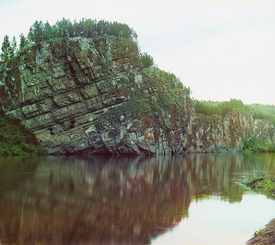 С. М. Прокудин-Горский. Скала [Смирный камень] на р. Юрезани у моста. Лето 1910 года