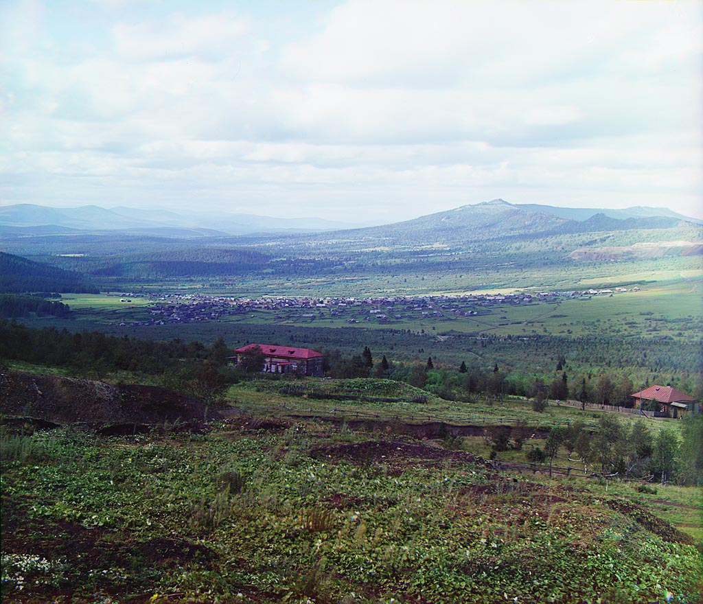 С. М. Прокудин-Горский. Вид на село Рудничное близ Бакала и хребет Шуйда. Лето 1910 года
