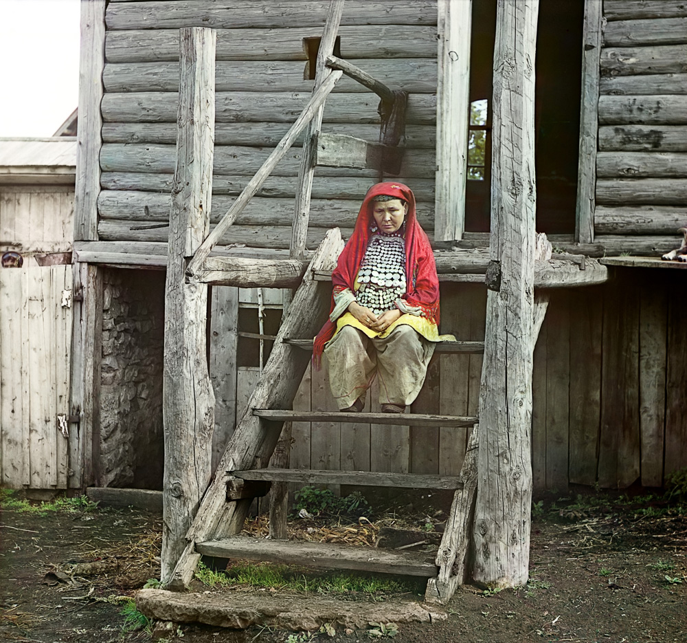 С. М. Прокудин-Горский. Башкирка в национальном костюме. [Деревня Яхья.] Лето 1910 года