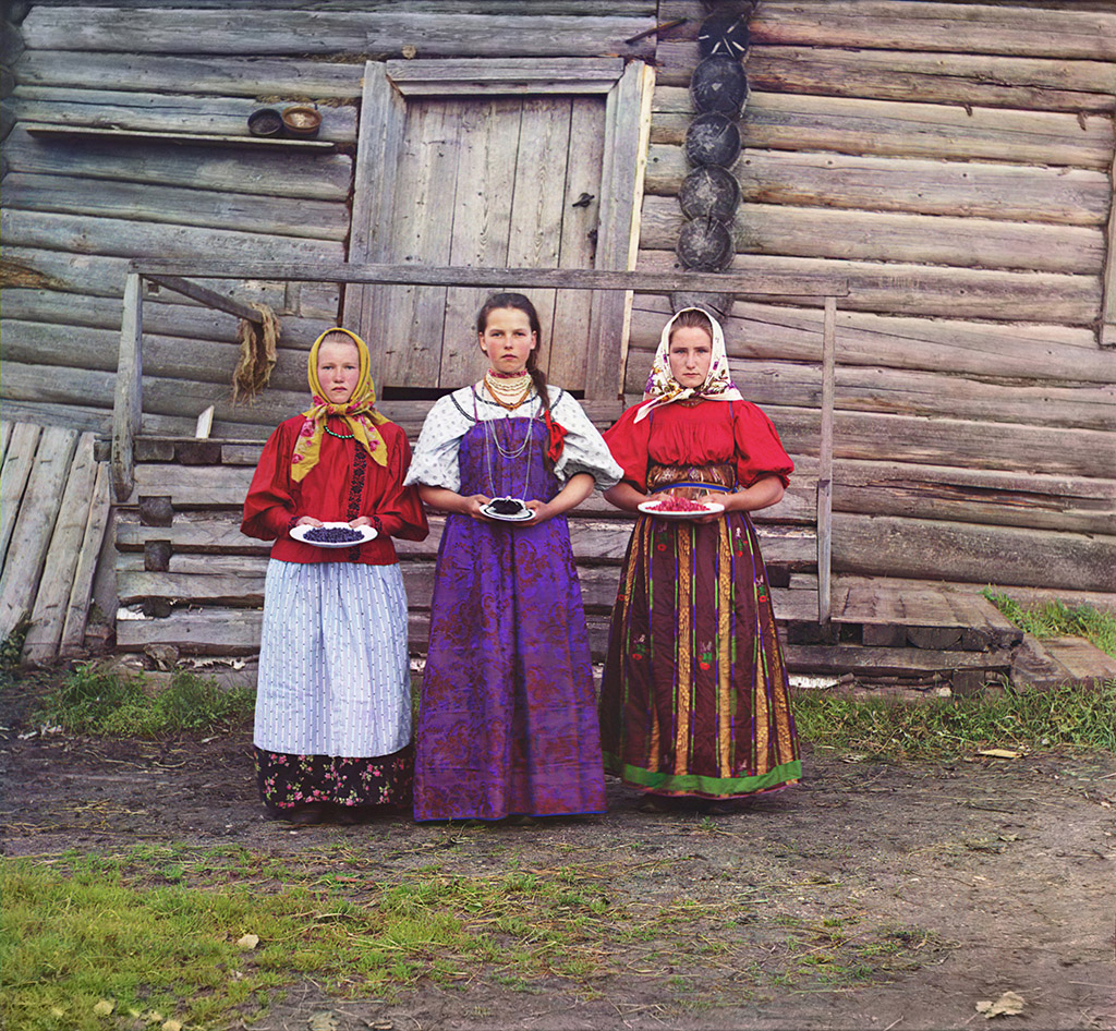 С. М. Прокудин-Горский. Крестьянские девушки. [Нижняя Топорня. Река Шексна.] 1909 год