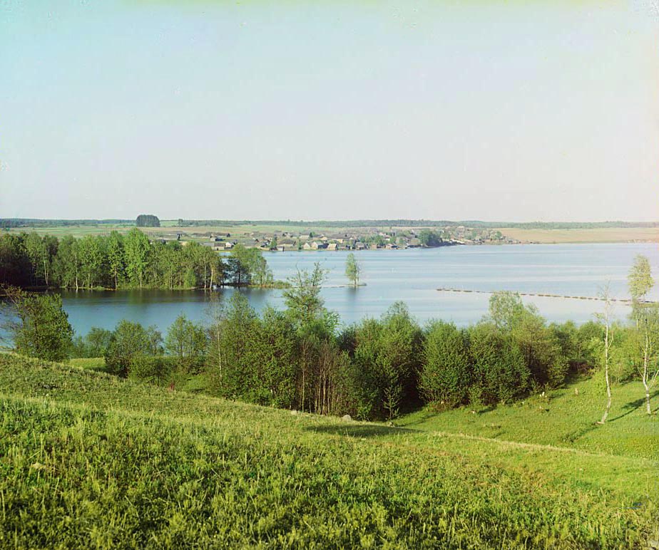 С. М. Прокудин-Горский. Деревня Коковкино. Озеро Стерж. 1910 год
