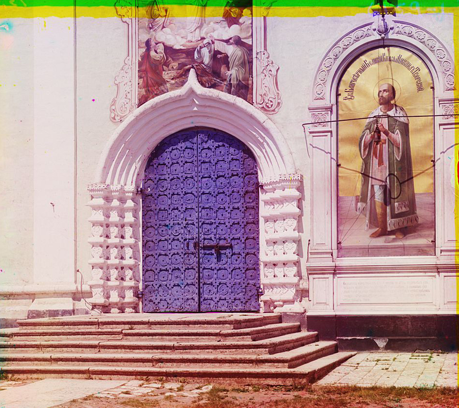 С. М. Прокудин-Горский. Врата с южн. стороны Преображенского собора в г. Твери. Лето 1910 года