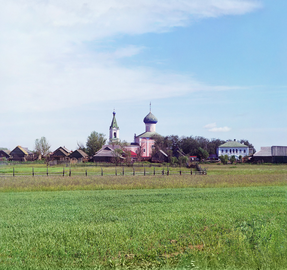 С. М. Прокудин-Горский. Общий вид Оршского монастыря с дороги от Волги. 1910 год