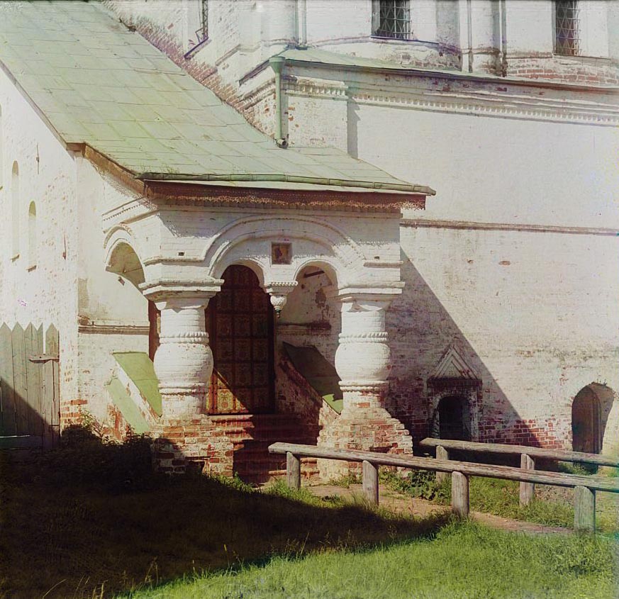 С. М. Прокудин-Горский. Вход в церковь Иоанна Богослова в Кремле. Ростов Великий. 1911 год