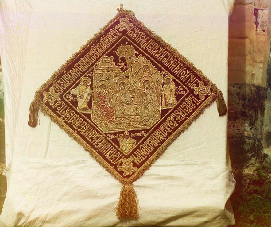 С. М. Прокудин-Горский. Палица с изображением Святой Троицы. В ризнице Ипатьевского монастыря. 1911 год