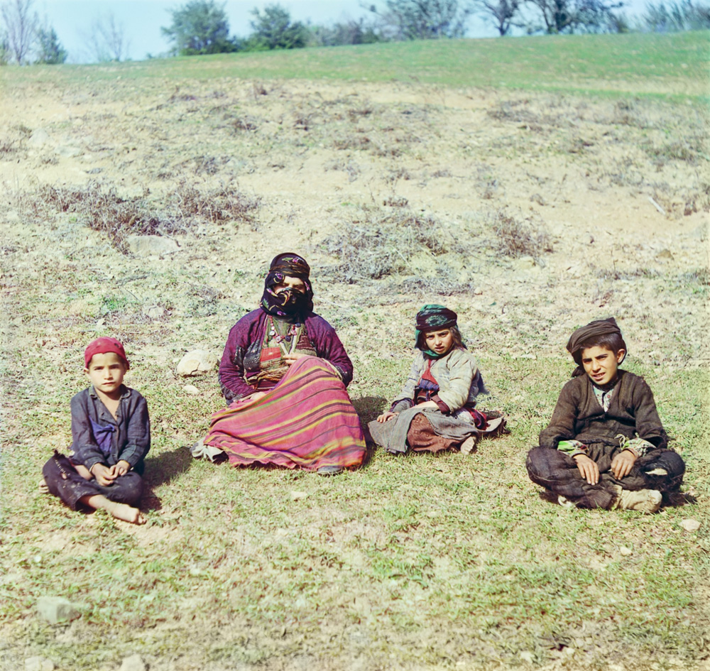 С. М. Прокудин-Горский. Курдская женщина с детьми. Близ сел. Кварцхана. 1912 г.