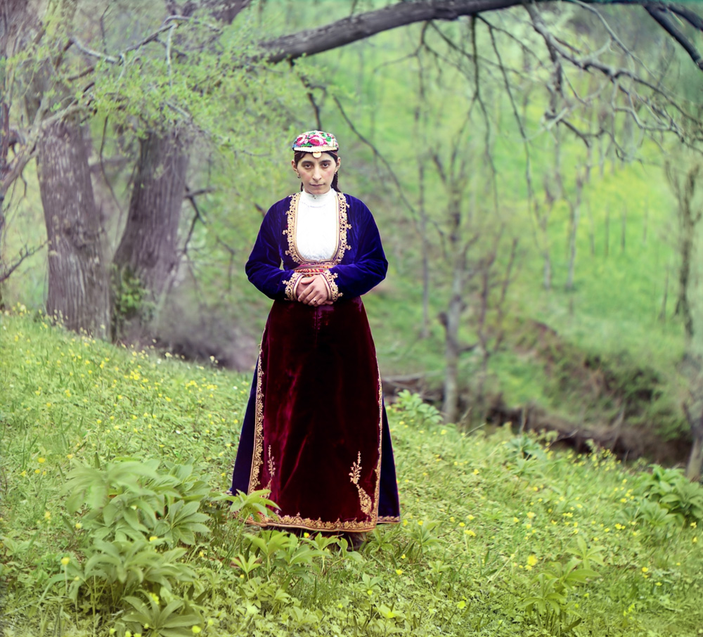 С. М. Прокудин-Горский. Армянка в праздничном наряде. Артвин. / [Армянка (католичка) в национальном костюме.] 