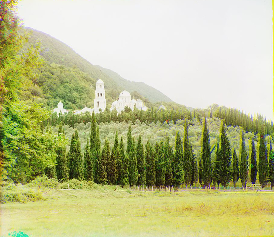С. М. Прокудин-Горский. Новый Афон. Вид с юга[-запада] на монастырь и оливковую рощу. 1912 г.