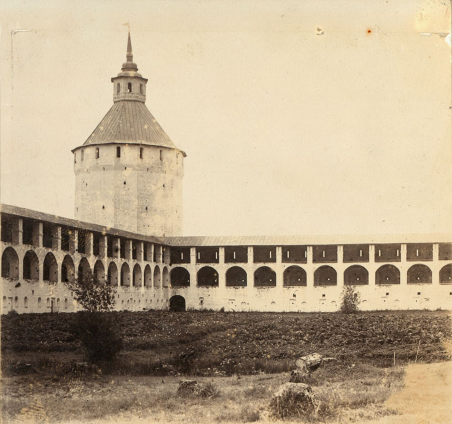 С. М. Прокудин-Горский. Стена с нишами, окружающая монастырь. 1909 год