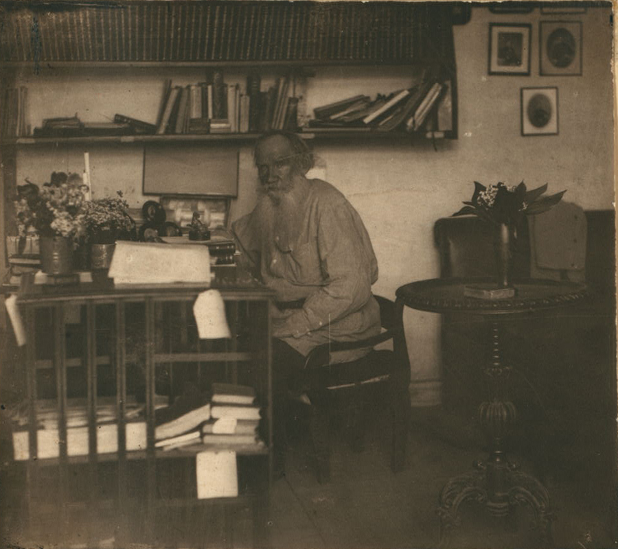 С. М. Прокудин-Горский. Л.Н.Толстой в кабинете. В Ясной Поляне. 23 мая 1908 года