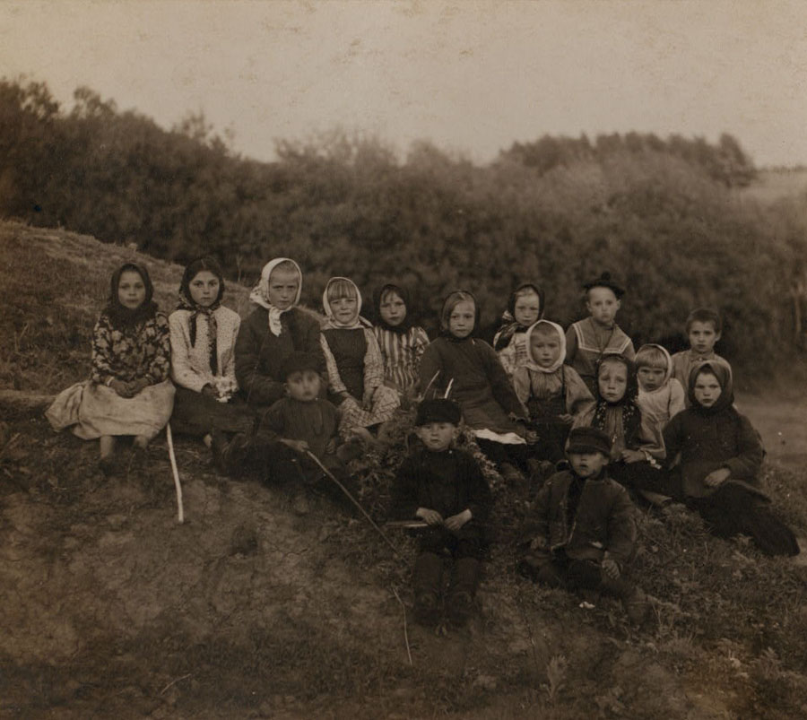 С. М. Прокудин-Горский. В Ясной поляне. Группа детей. май 1908 г.