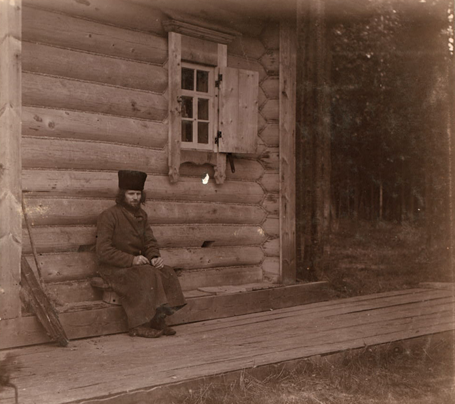 С. М. Прокудин-Горский. Старец Макарий у своей кельи. 1909 г.
