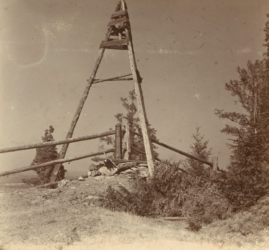 С. М. Прокудин-Горский. Чугунный столб на вершине г. Высокая (Магнит). 1909 г.