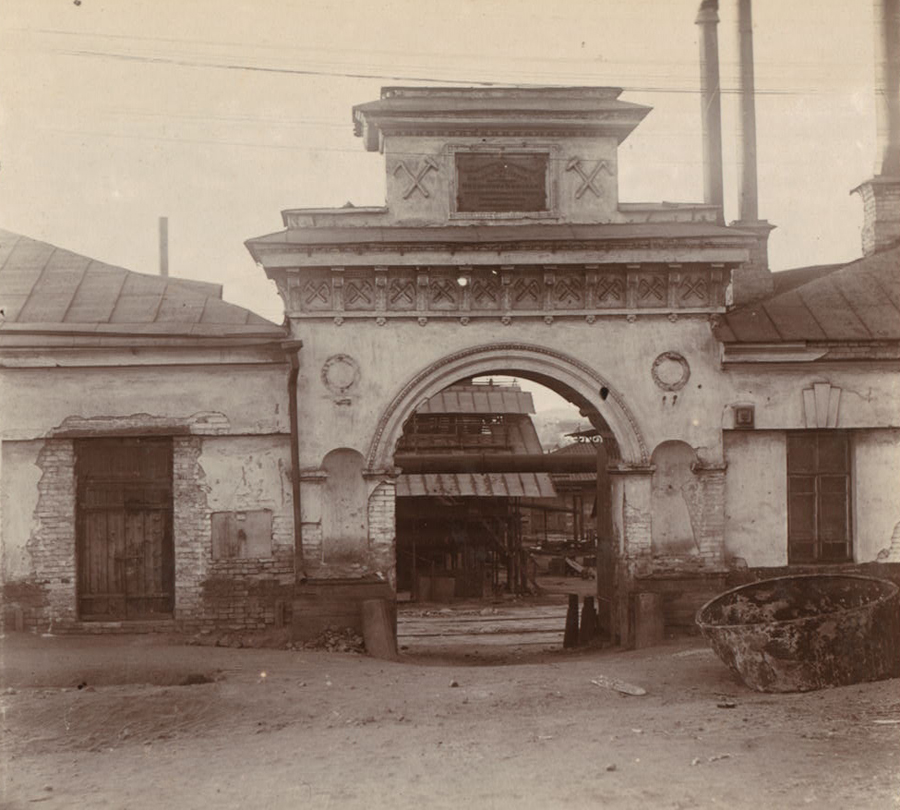 Входные ворота Петровских времен на Выйском медноплавильном заводе.