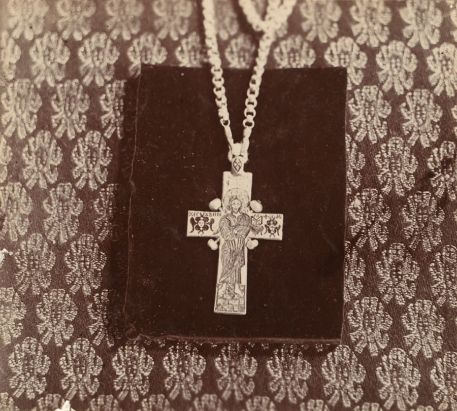 Наперсный крест царя Алексея Михайловича. В церкви Царевича Димитрия на Крови.