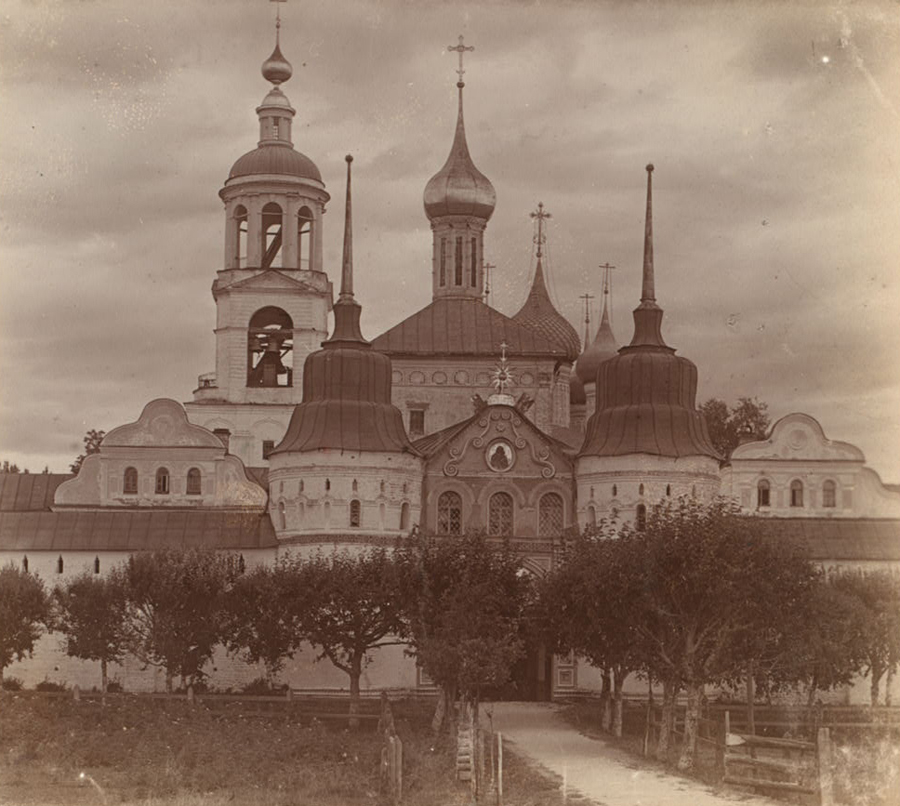 С. М. Прокудин-Горский. Вход в Толгский монастырь. 1910 год