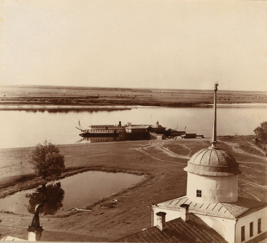 С. М. Прокудин-Горский. Вид с колокольни на Волгу с пристанью. Николо-Бабаевский монастырь. 1910 год