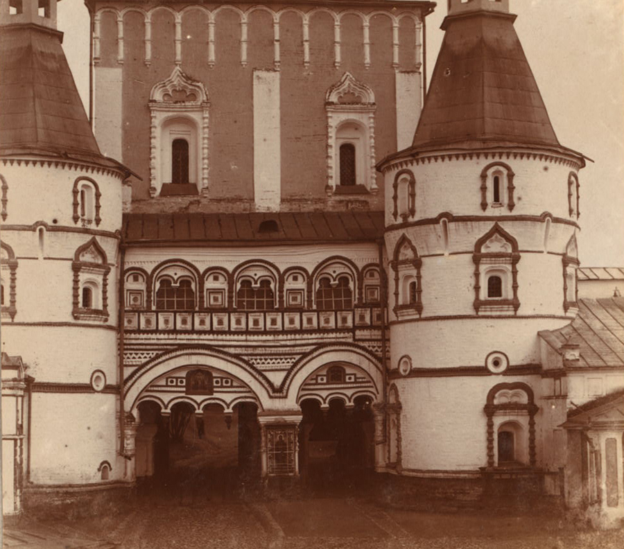 С. М. Прокудин-Горский. Вход в Борисоглебский монастырь с [севера]. 1911 год